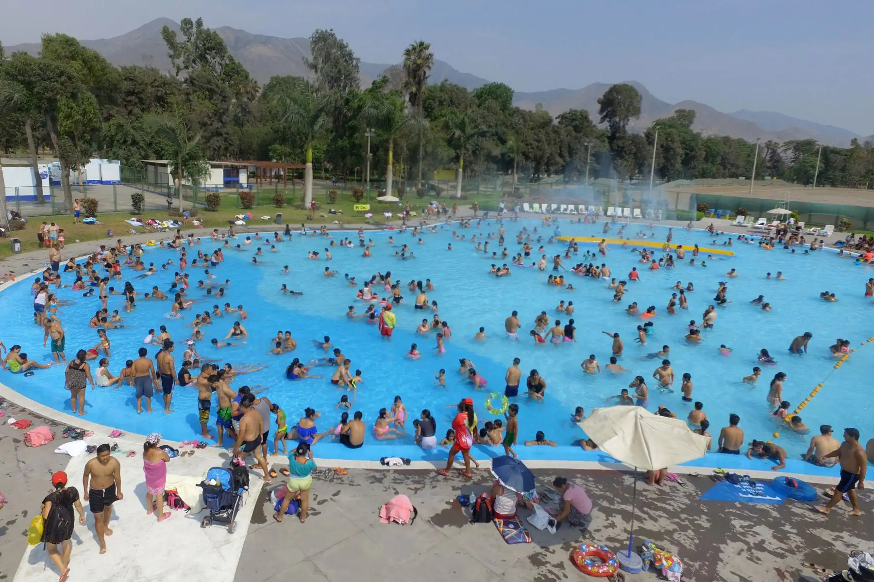 Antes de acuidir a las playas y piscinas verifica si cumplen las condiciones sanitarias. Foto: ANDINA/Jhony Laurente