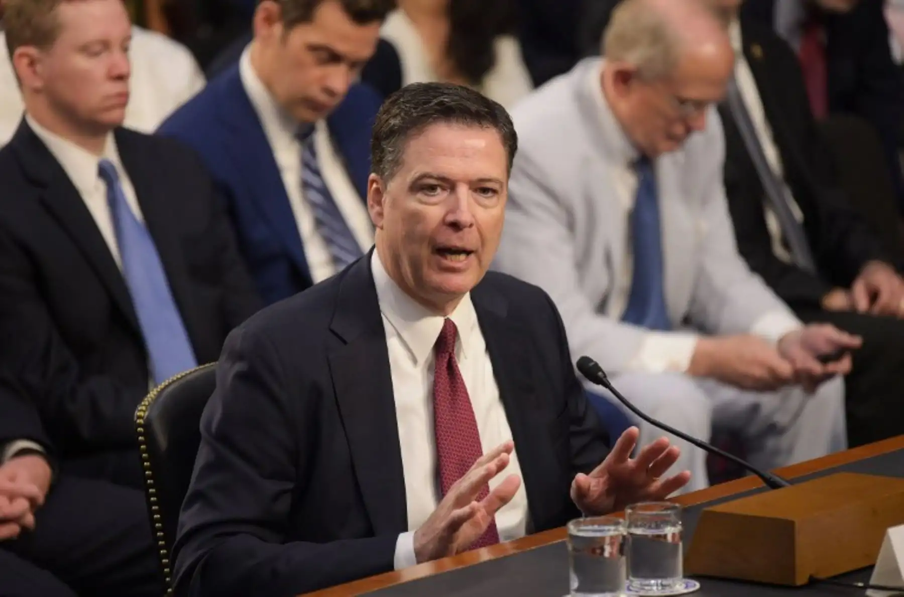 James Comey: Exdirector del FBI. Tiene el dudoso honor de haber sido repudiado por los dos candidatos presidenciales: Hillary Clinto,, quien lo acusó de perjudicar sus aspiraciones presidenciales, y Donald Trump, que ya como presidente le despidió en mayo de 2017 por negarse a cerrar la investigación sobre la trama rusa. Foto:AFP