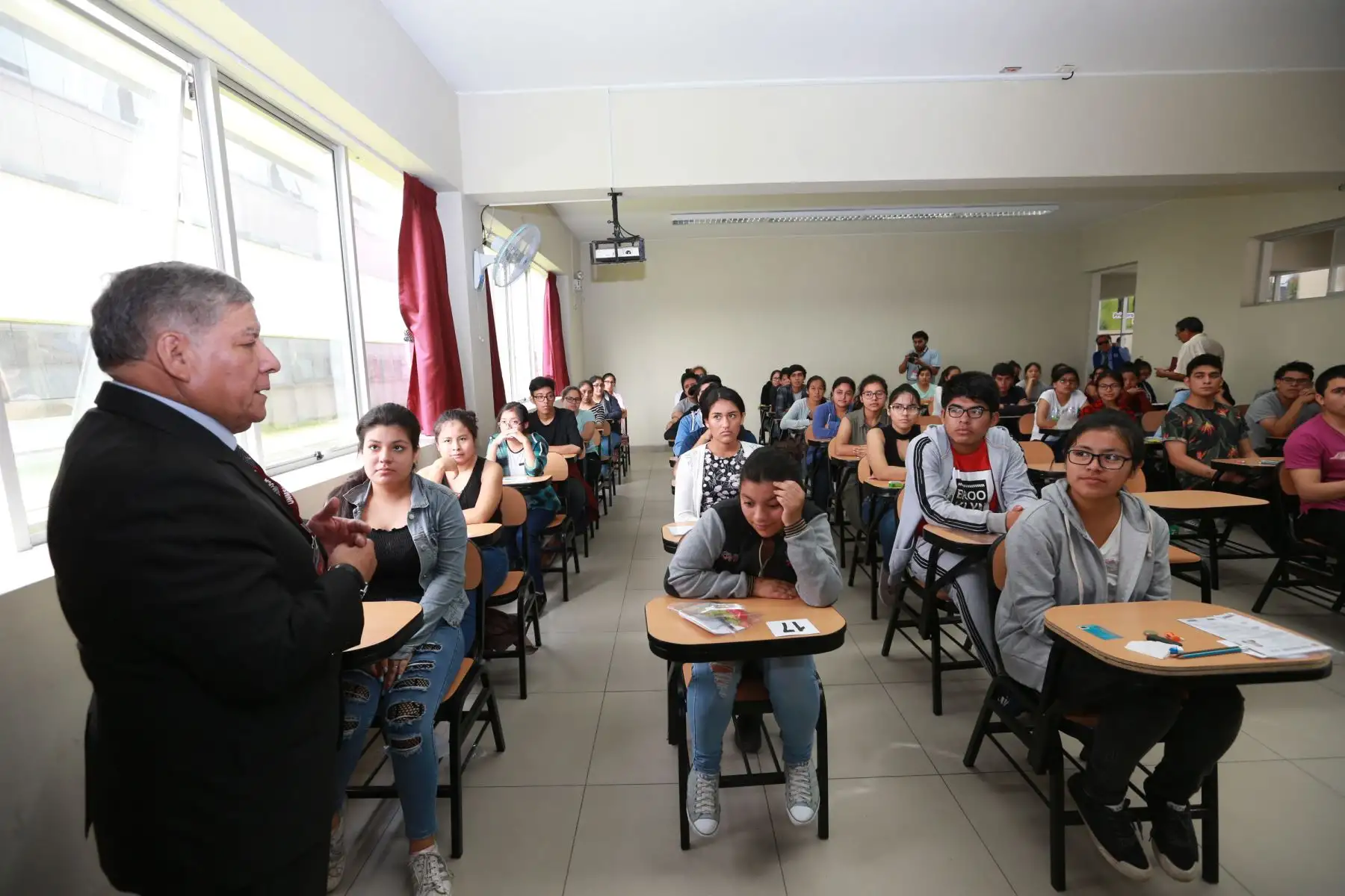 Rector de San Marcos, Orestes Cachay, supervisó desarrollo de primera prueba de admisión. Foto: ANDINA/Norman Córdova