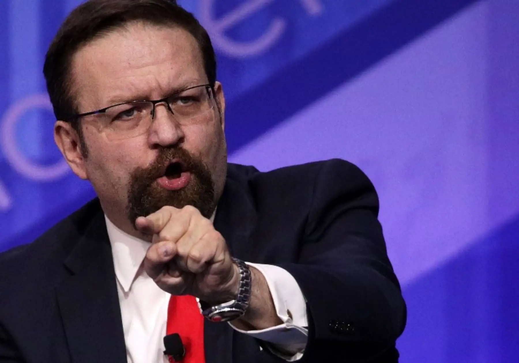 Sebastian Gorka: Antiguo miembro del consejo de redacción de Breitbart News, medio de comunicación de referencia en internet de la "alt-right" (derecha alternativa), Gorka, cercano a Steve Bannon, dejó la Casa Blanca el 25 de agosto de 2017 afirmando que sería más útil para Trump fuera de la administración. Foto:AFP