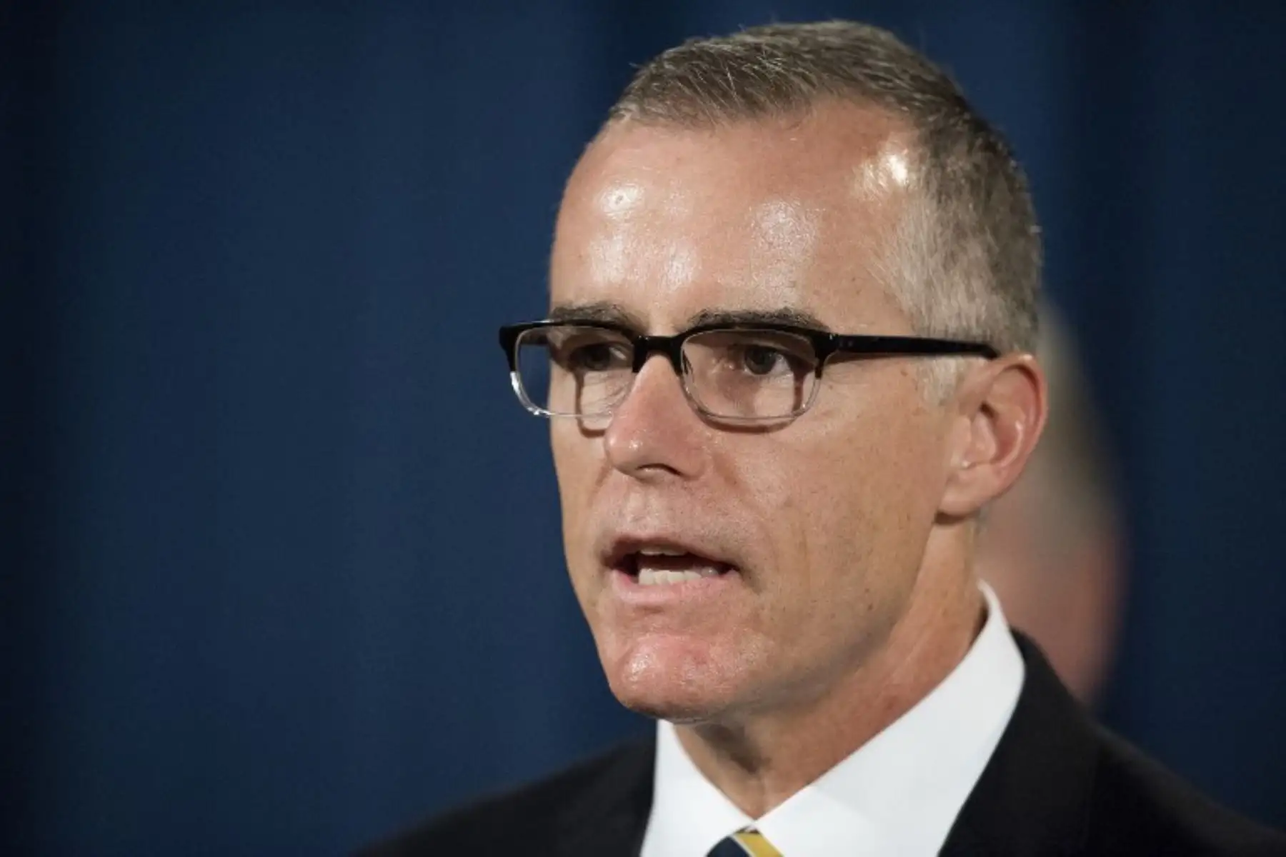 Andrew McCabe: Segundo en la cadena de mando del FBI hasta su dimisión el 30 de enero de 2018. Dimitió tras ser repetidamente acusado por el presidente de favorecer a su rival electoral, Hillary Clinton, en la investigación sobre el caso de los correos electrónicos enviados por Clinton a través de un servidor privado cuando estaba al frente de la Secretaría de Estado. Foto:AFP