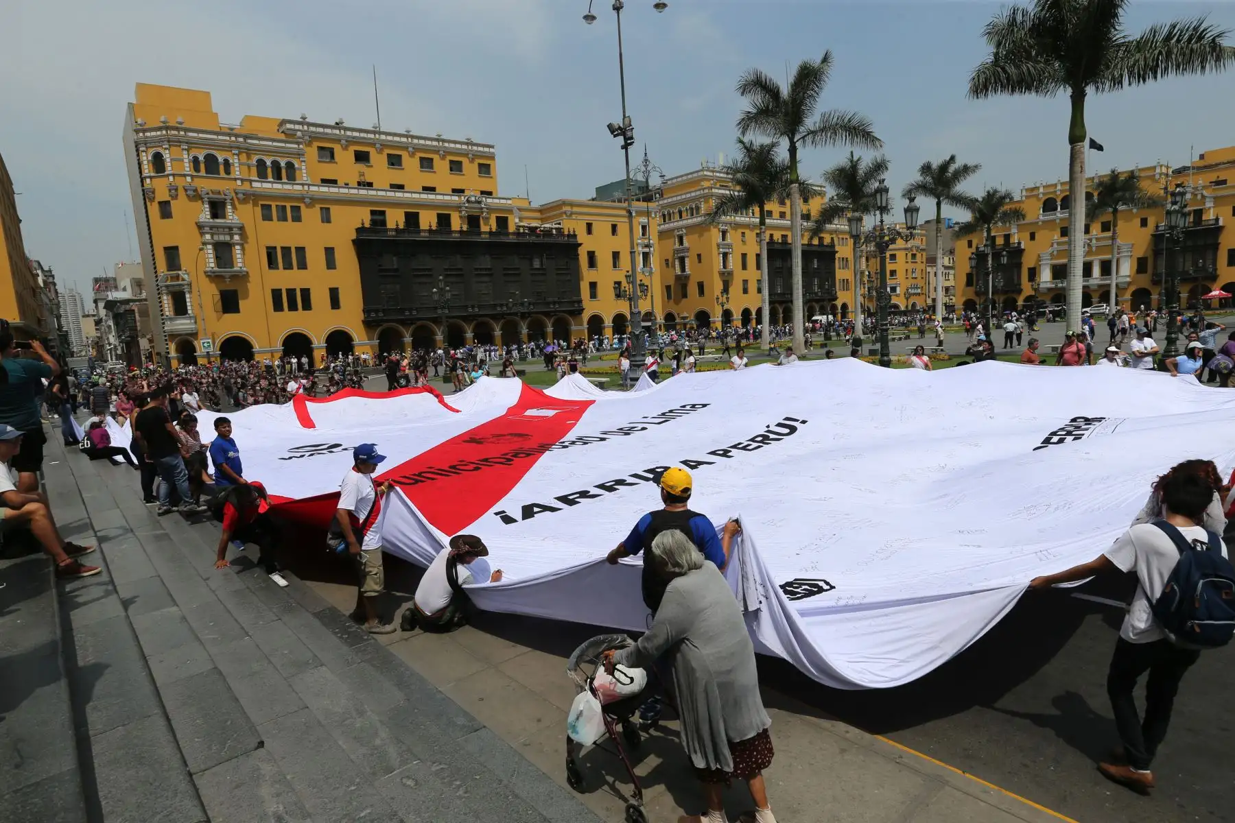 Hinchas pasean camiseta peruana para alentar a la selección en la "Caravana del Mundial"  Rusia 2018, en la plaza de armas. Foto: ANDINA/Norman Córdova