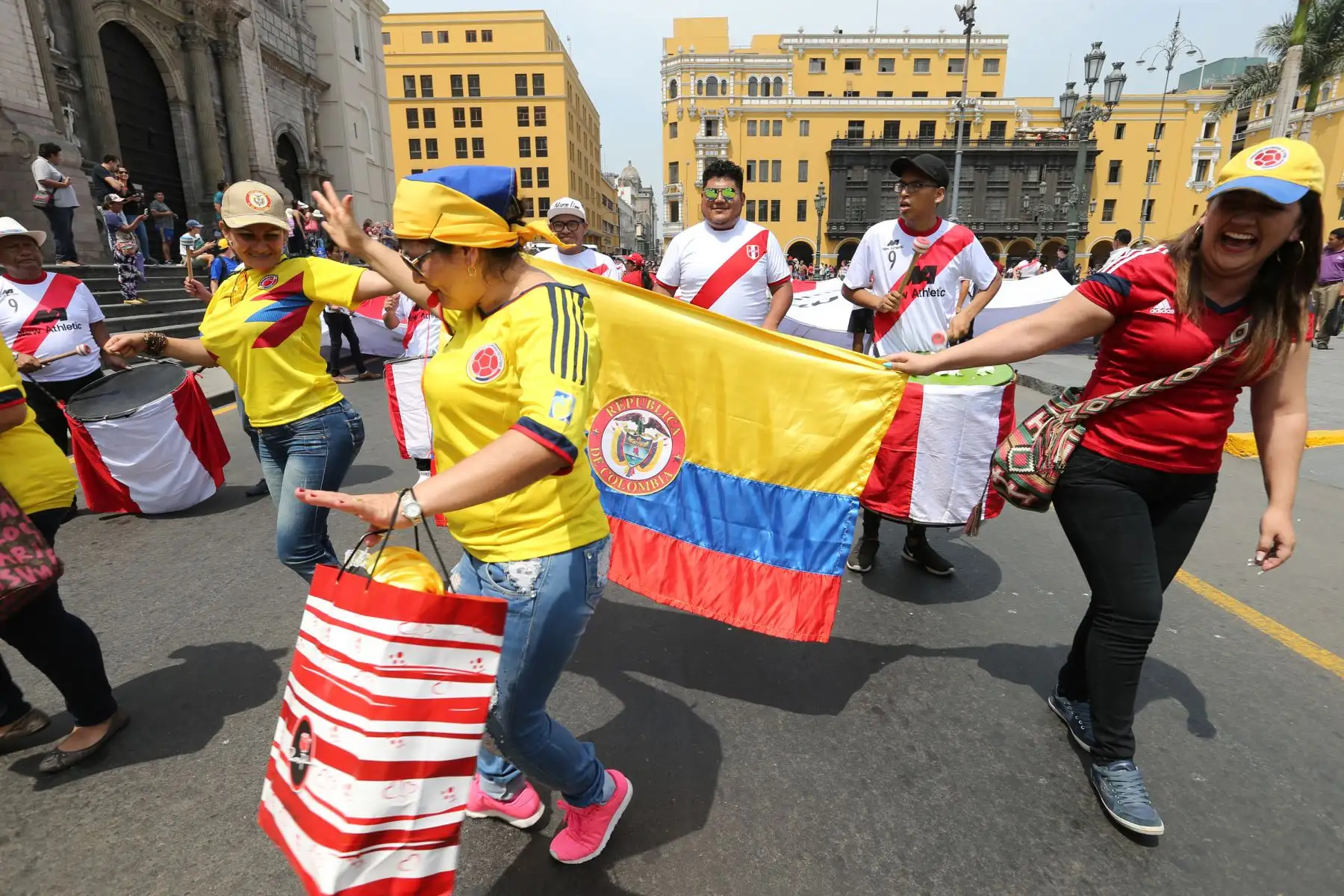 Colombianos residentes en Perú, alientan  a su selección  en la "Caravana del Mundial"  Rusia 2018 .Foto: ANDINA/Norman Córdova