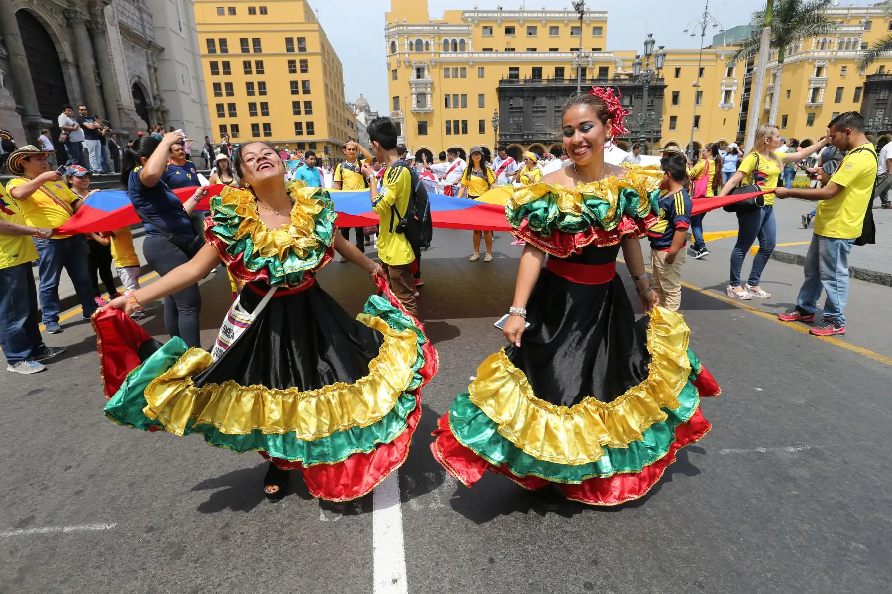 Colombianos residentes en Perú, alientan  a su selección  en la "Caravana del Mundial"  Rusia 2018 .Foto: ANDINA/Norman Córdova