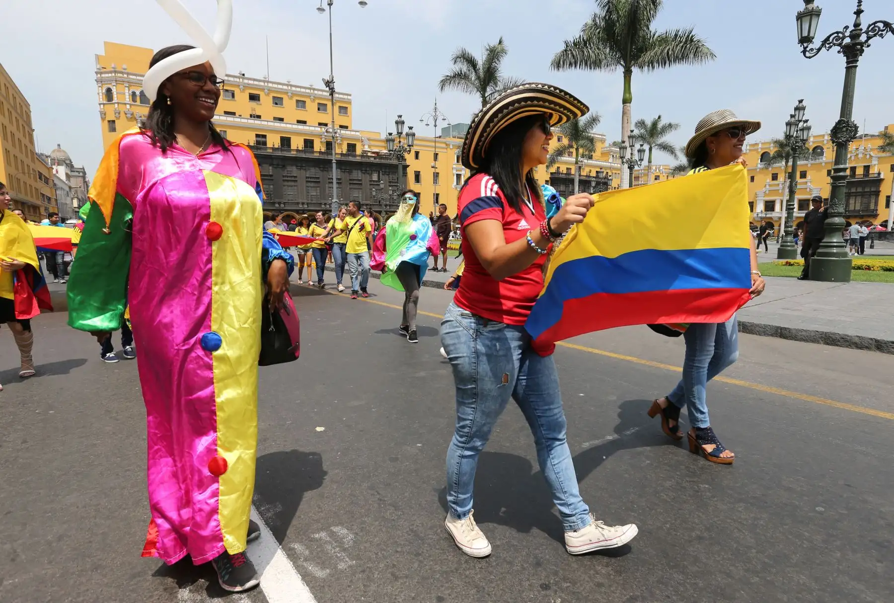 Colombianos residentes en Perú, alientan  a su selección  en la "Caravana del Mundial"  Rusia 2018 .Foto: ANDINA/Norman Córdova