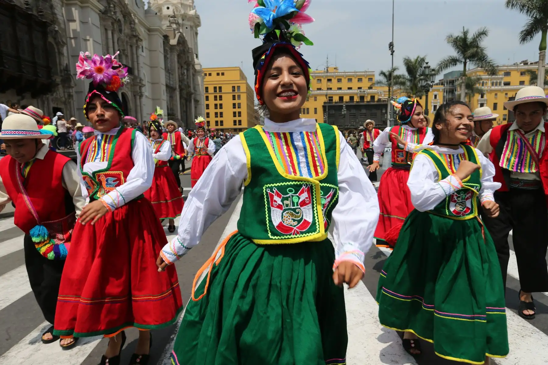 Hinchas  con trajes típicos danzan, para alentar a la selección peruana, en la "Caravana del Mundial"  Rusia 2018 .Foto: ANDINA/Norman Córdova