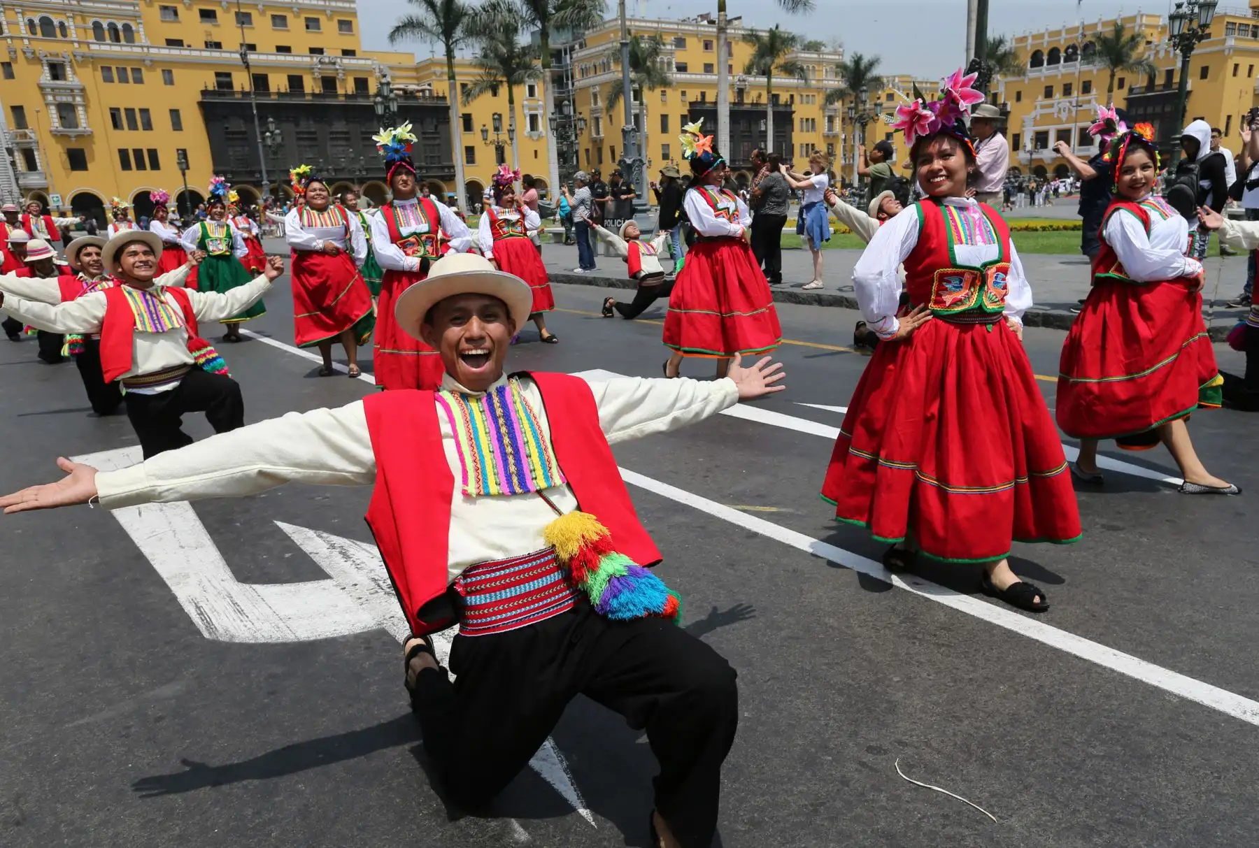 Hinchas  con trajes típicos danzan, para alentar a la selección peruana, en la "Caravana del Mundial"  Rusia 2018 .Foto: ANDINA/Norman Córdova