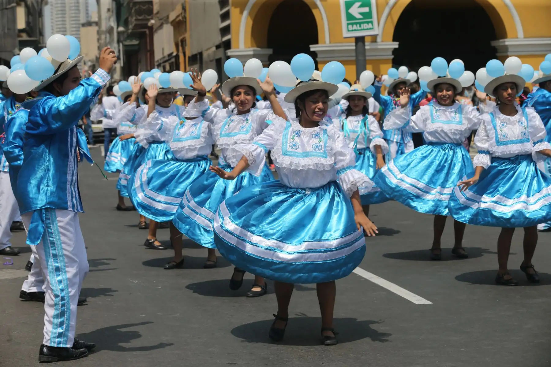 Hinchas  con trajes típicos danzan, para alentar a la selección peruana, en la "Caravana del Mundial"  Rusia 2018 .Foto: ANDINA/Norman Córdova