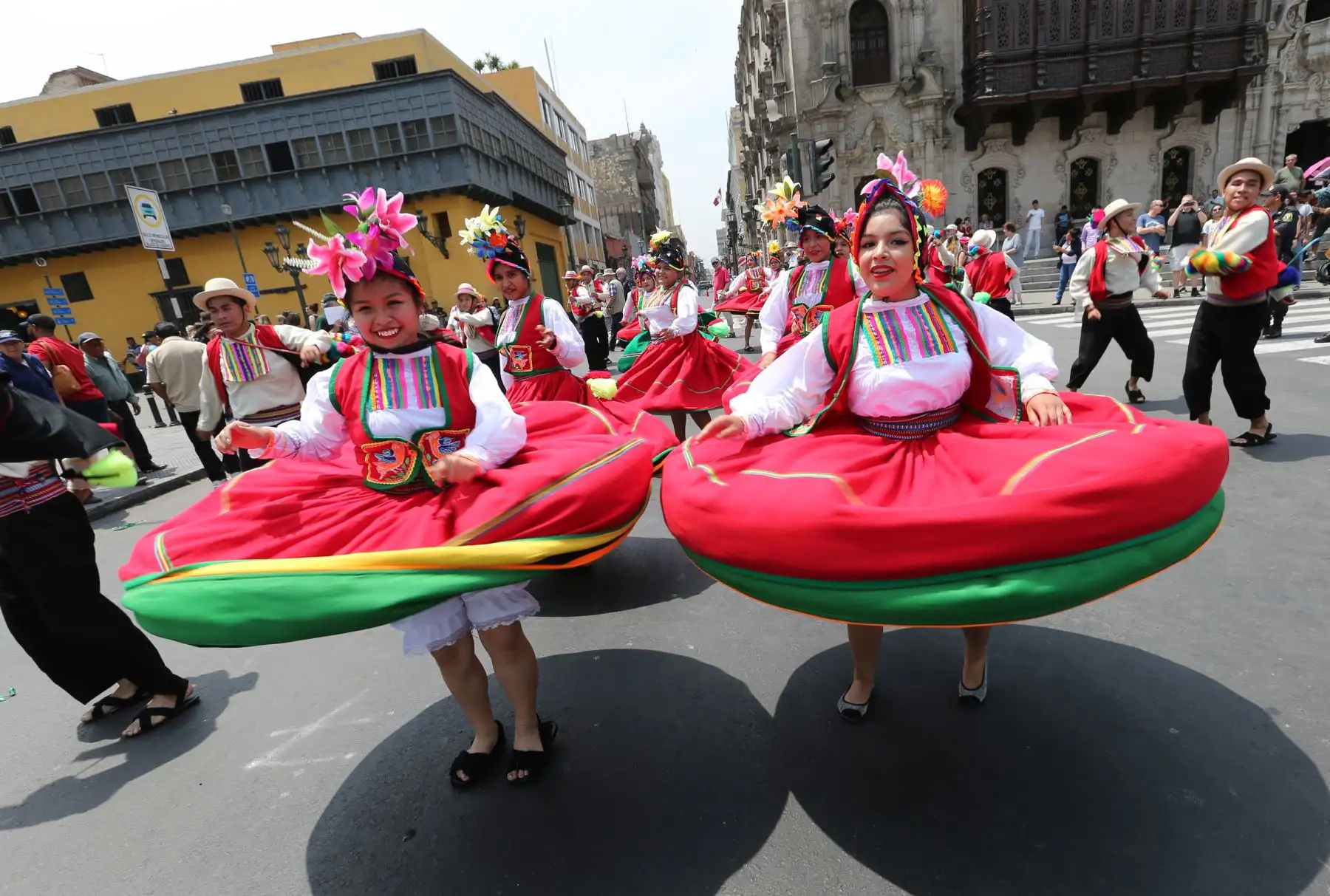 Hinchas  con trajes típicos danzan, para alentar a la selección peruana, en la "Caravana del Mundial"  Rusia 2018 .Foto: ANDINA/Norman Córdova