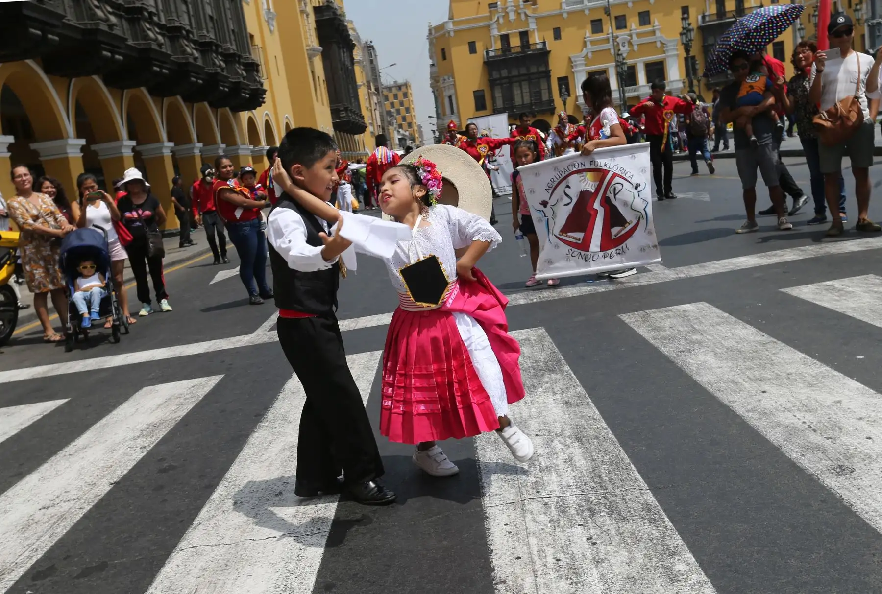 Niños alientan  a la selección peruana, al ritmo de marinera, en la "Caravana del Mundial"  Rusia 2018 .Foto: ANDINA/Norman Córdova