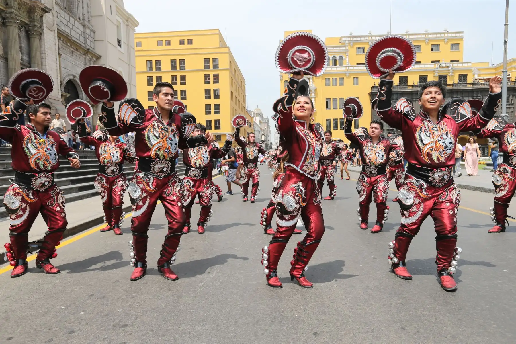 Hinchas  con trajes típicos, danzan para alentar  a la selección peruana, en la "Caravana del Mundial"  Rusia 2018 .Foto: ANDINA/Norman Córdova