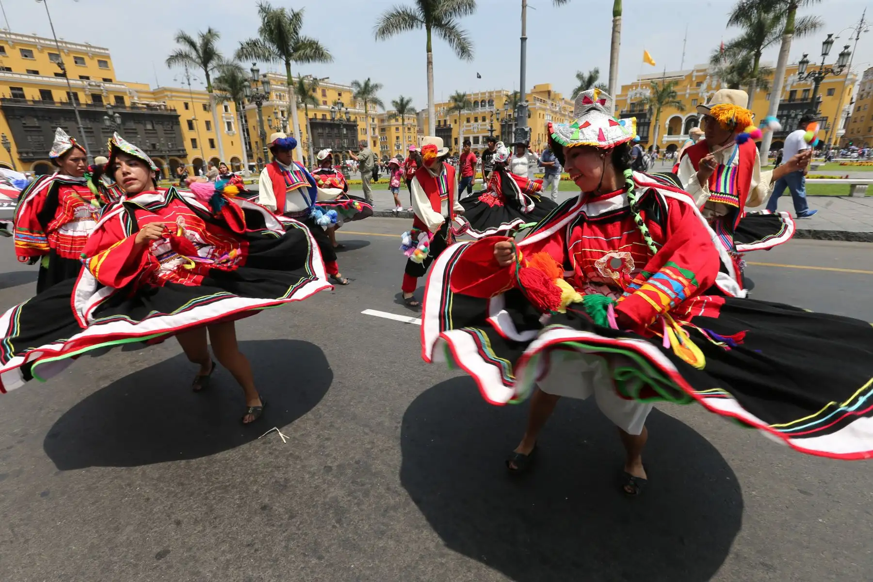 Hinchas danzan para  alentar a la selección  peruana en la "Caravana del Mundial"  Rusia 2018 . Foto: ANDINA/Norman Córdova