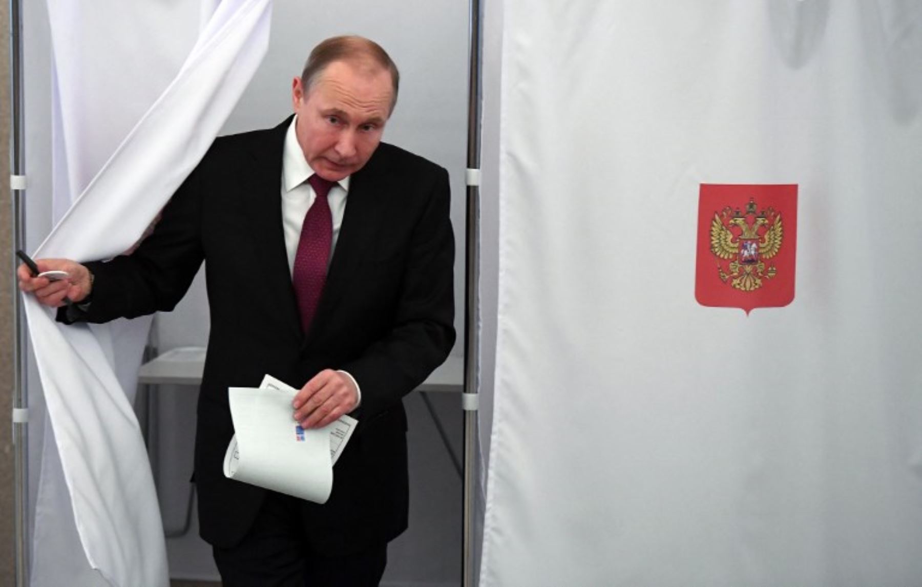 Candidato presidencial,Vladimir Putin en cabina de votación durante las elecciones presidenciales de Rusia.Foto:AFP