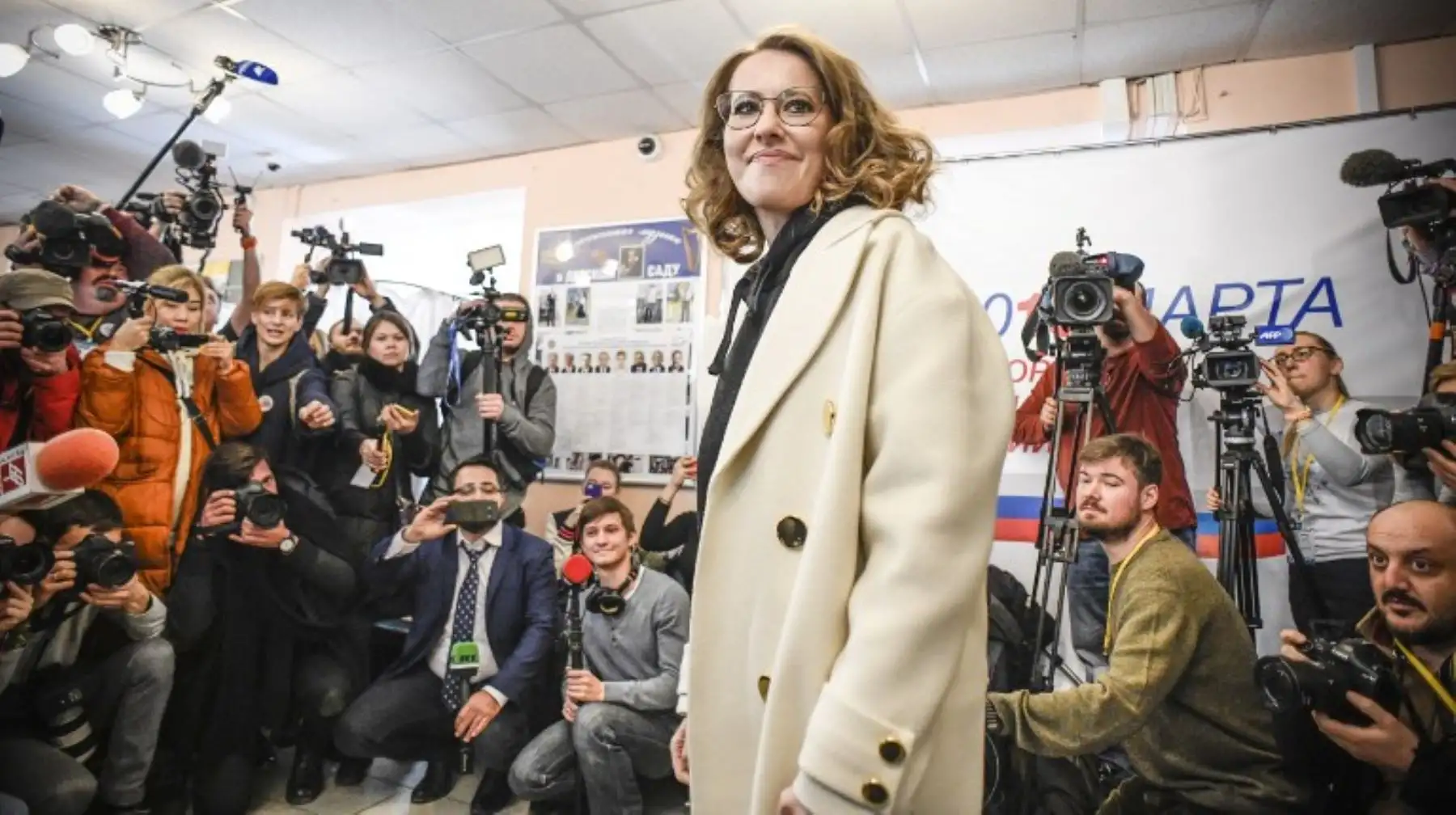 Candidata presidencial, periodista de televisión rusa Ksenia Sobchak, emite su voto, durante las elecciones presidenciales rusas en Moscú. Foto:AFP