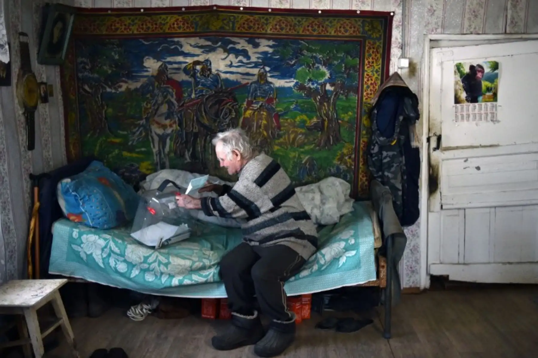 Un anciano deposita su voto en su casa durante las elecciones presidenciales de Rusia en el pueblo de Buyanovo.Foto: AFP