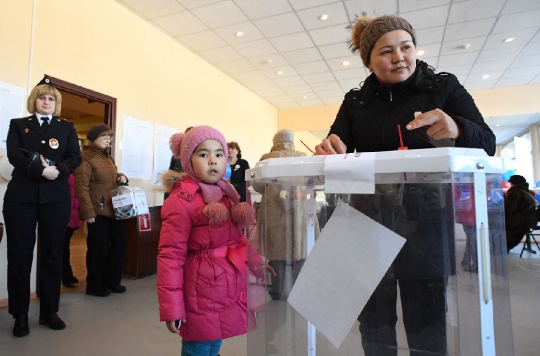La gente vota en una mesa de votación en el centro cultural ZIL durante las elecciones presidenciales de Rusia en Moscú. Foto:AFP