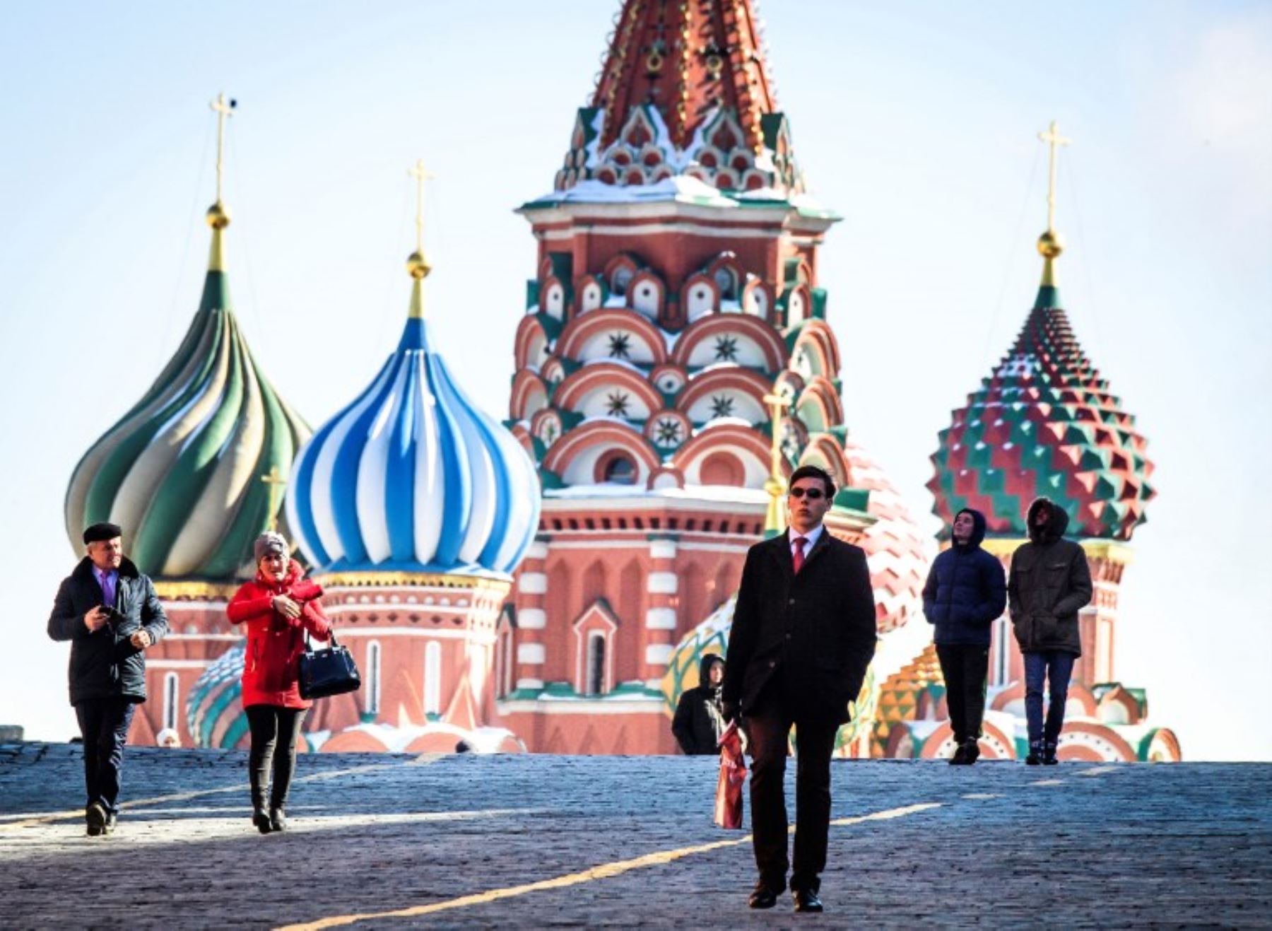 La gente camina frente a la Catedral de San Basilio en la Plaza Roja en Moscú. Rusia vota hoy para elegir a su nuevo presidente.Foto:AFP