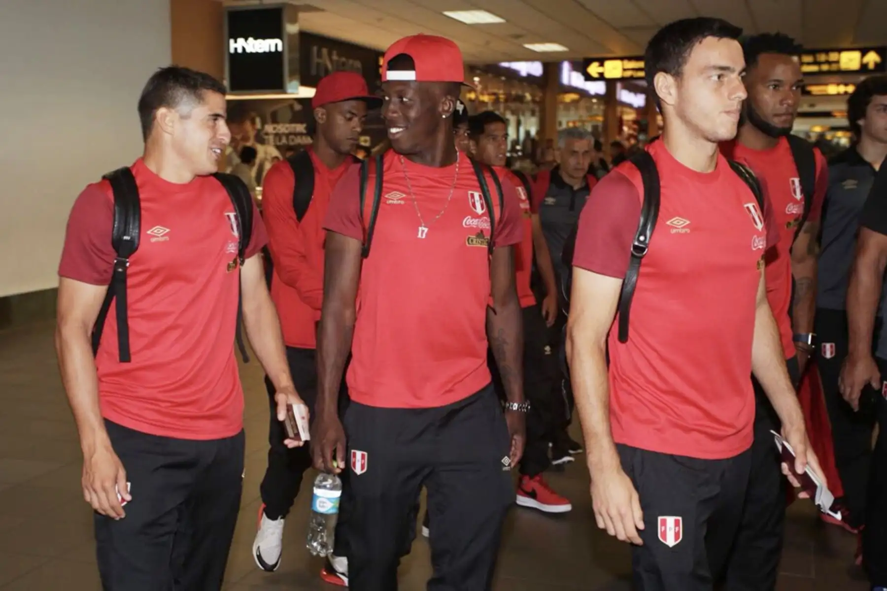 La escuadra Blanquirroja, compuesta por 10 jugadores, emprendió su viaje para enfrentar a Croacia e Islandia.Foto:ANDINA/Twiter FPF