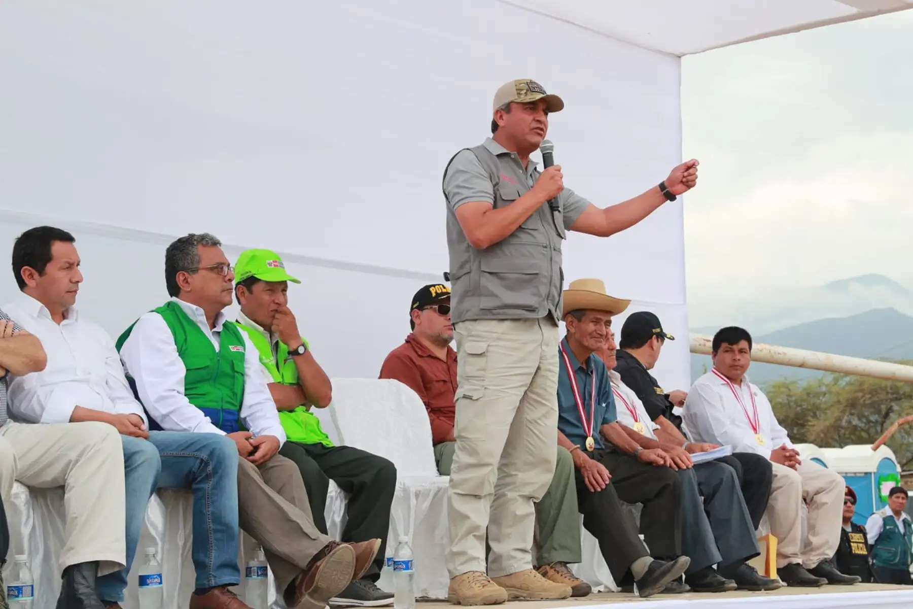 El Ministro del Interior Vicente Romero, juramenta 10 rondas campesinas de Chaparrí en Chongoyape, Chiclayo.Foto:ANDINA/ Carlos Lezama