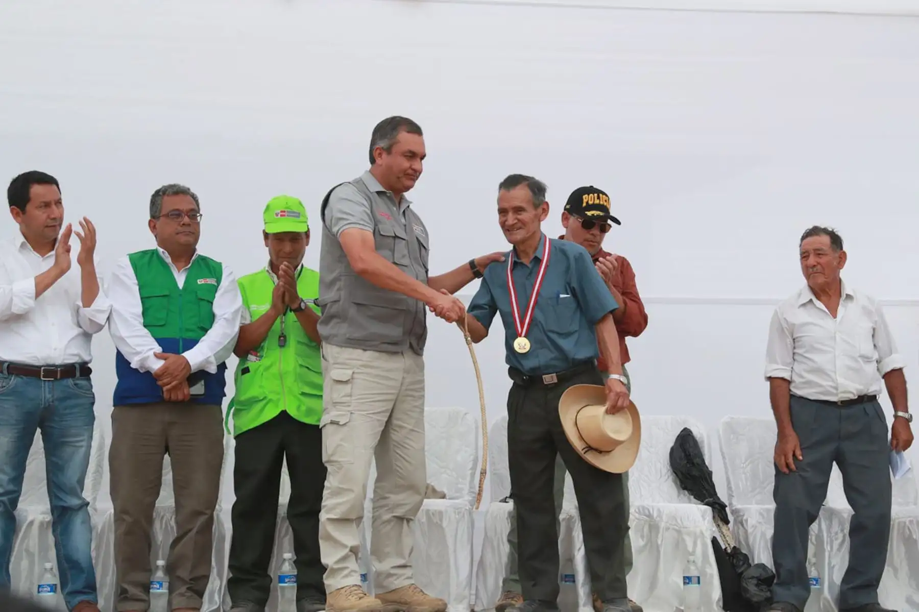 El Ministro del Interior Vicente Romero, juramenta 10 rondas campesinas de Chaparrí en Chongoyape, Chiclayo.Foto:ANDINA/ Carlos Lezama