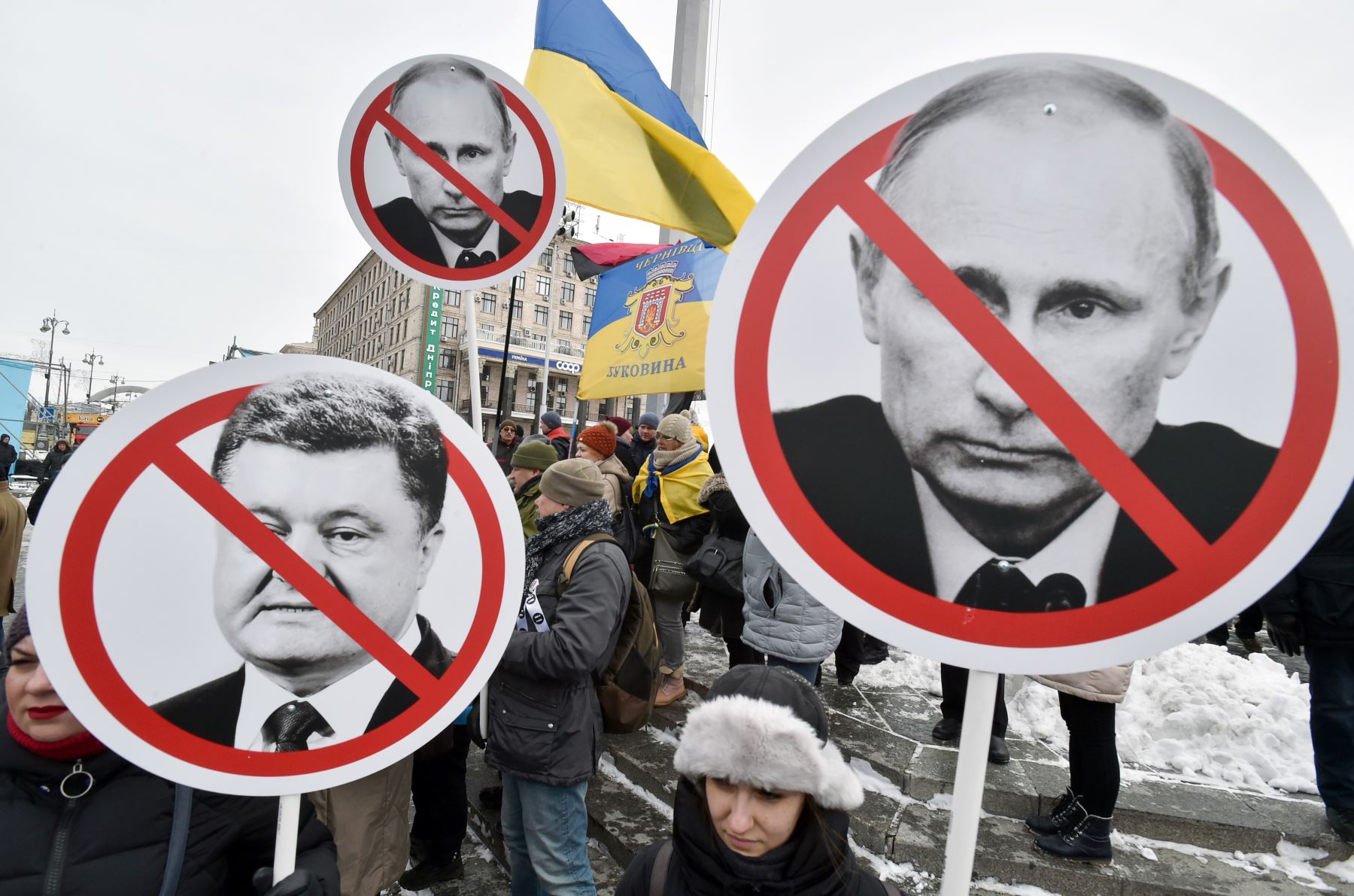 Los activistas sostienen pancartas que representan al presidente ucraniano Poroshenko y al presidente ruso Vladimir Putin durante una manifestación pidiendo el derrocamiento del presidente ucraniano.Foto:AFP