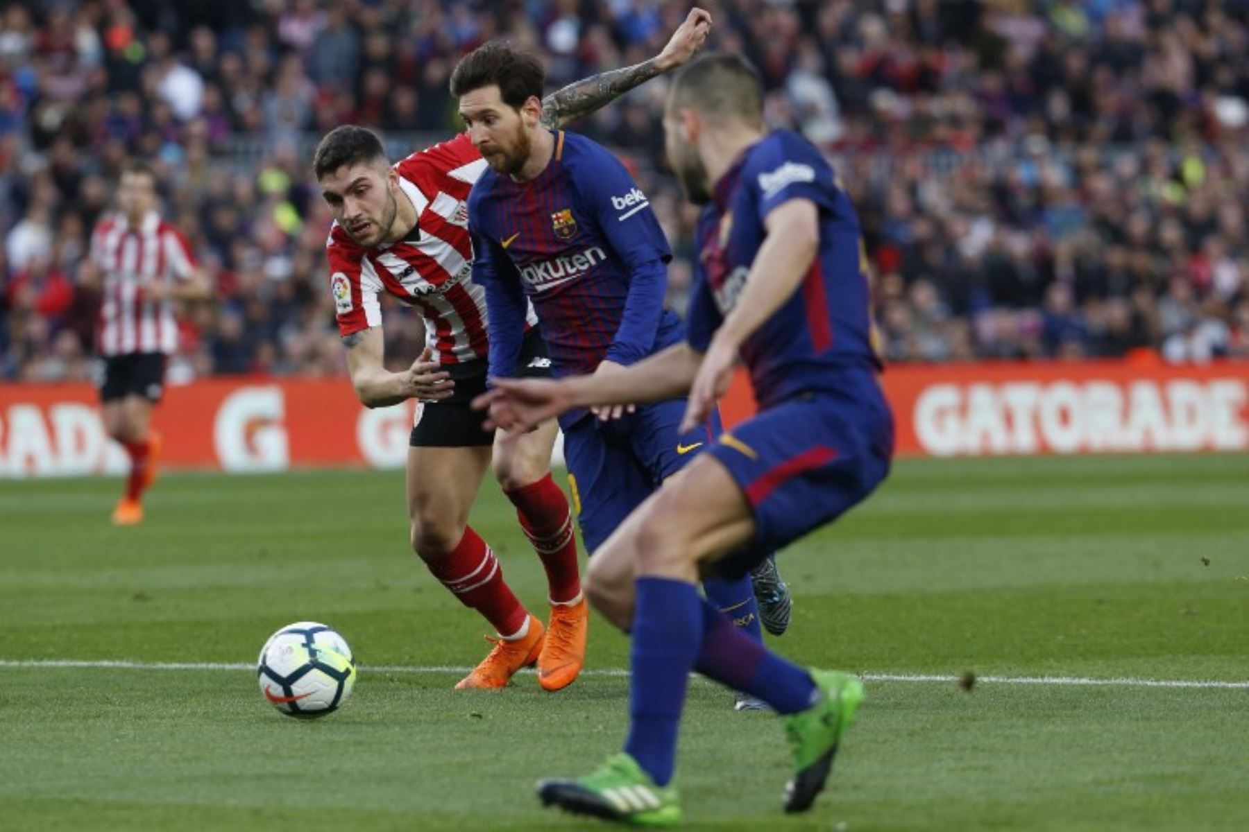 El defensa español del Athletic Bilbao Unai Nunez compite con el delantero argentino Lionel Messi durante el partido de fútbol de la Liga española .Foto:AFP