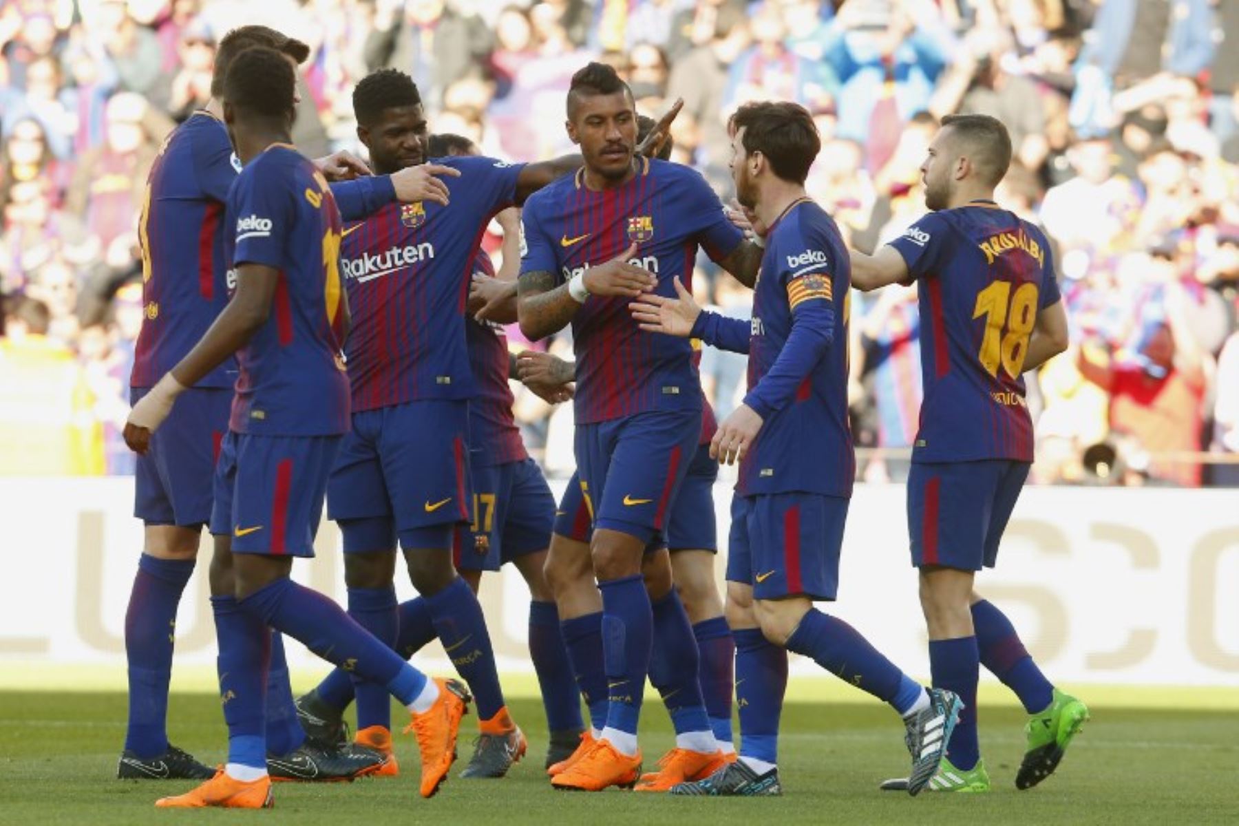 Los jugadores del Barcelona celebran el gol del delantero español Paco Alcacer, durante el partido de fútbol de la Liga española.Foto:AFP
