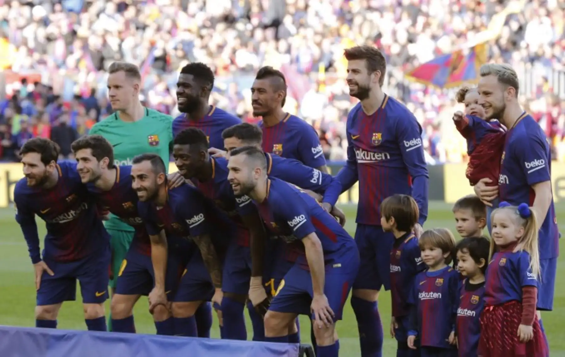 Los jugadores del Barcelona posan antes del partido de fútbol de la Liga española entre el FC Barcelona y el Athletic Club Bilbao en el estadio Camp Nou de Barcelona.Foto:AFP