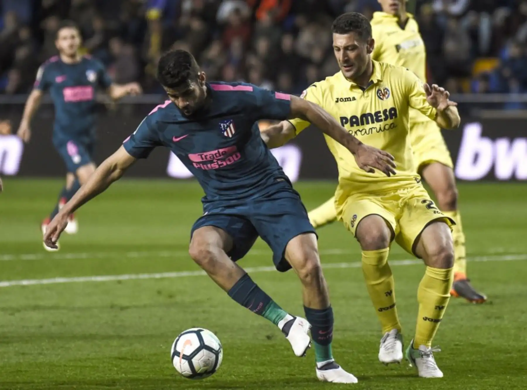 El defensa italiano del Villarreal Daniele Bonera compite con el delantero español del Atlético de Madrid Diego Costa durante el partido de fútbol de la Liga española.Foto:AFP