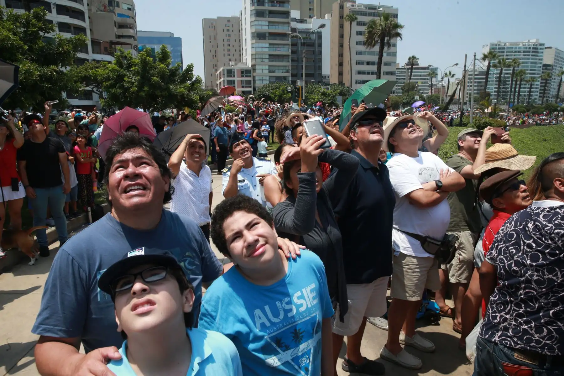 Publico disfruto, de una exhibición de diferentes modelos de aviones militares que sobrevolaron frente al circuito de playas de la Costa Verde, durante el primer Festival Aerodeportivo “Costa Verde 2018”. Foto: ANDINA/Norman Córdova