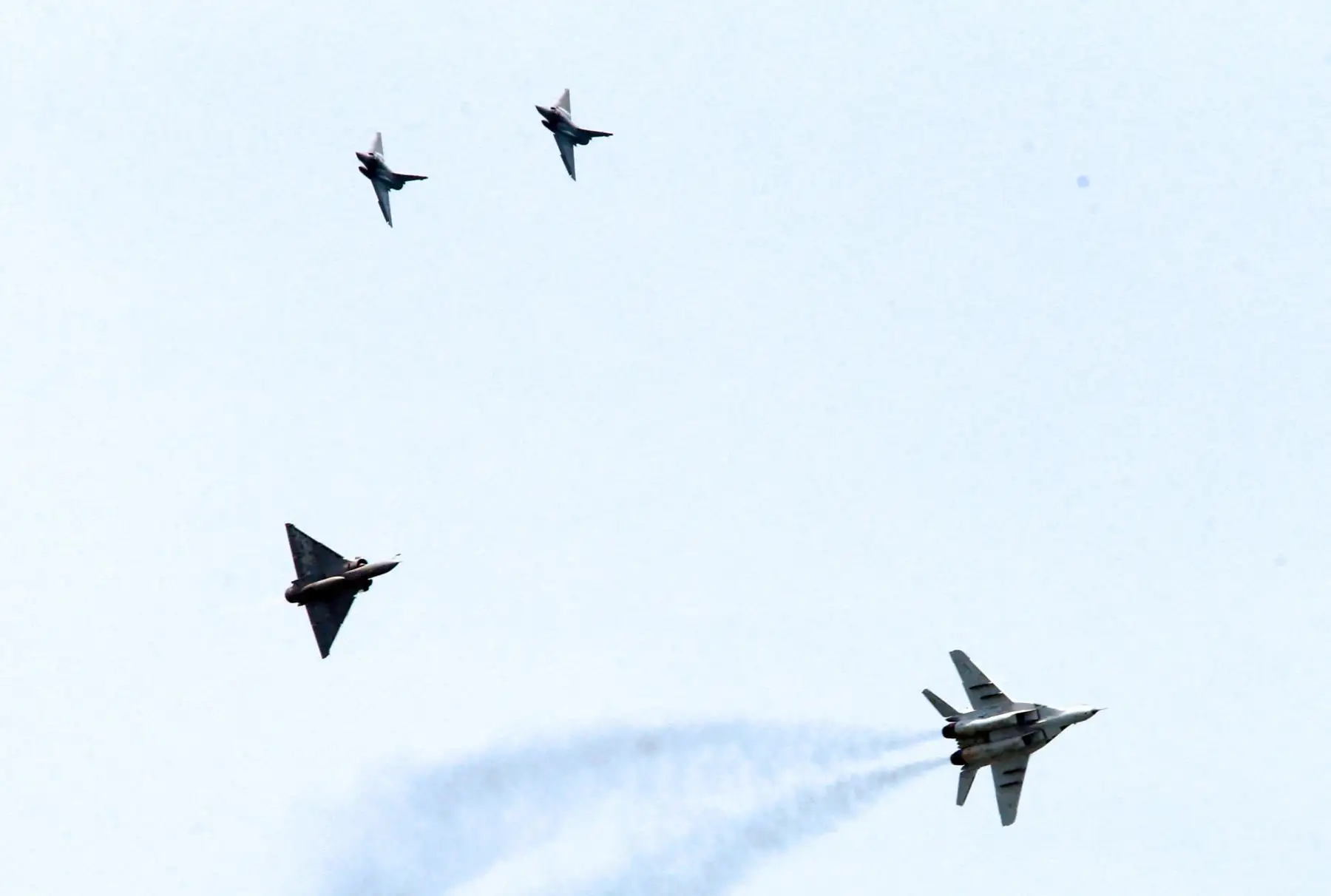 Aviones MIG-29 y Mirage 2000 en formación de ataque realizan un giro, durante el Primer Festival Aerodeportivo “Costa Verde 2018”. Foto: ANDINA/Norman Córdova