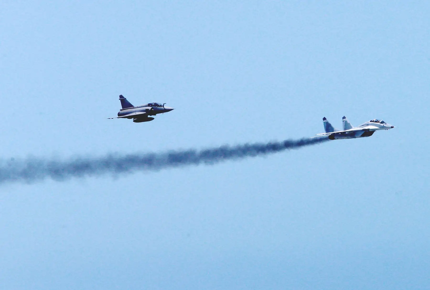 Un MIG-29 y un Mirage 2000 de la Fuerza Aérea del Perú (FAP) deleitan al público durante el Primer Festival Aerodeportivo “Costa Verde 2018”.  Ambas naves son las más modernas de la Fuerza Aérea y la primera línea de defensa del espacio aéreo peruano. Foto: ANDINA/Norman Córdova