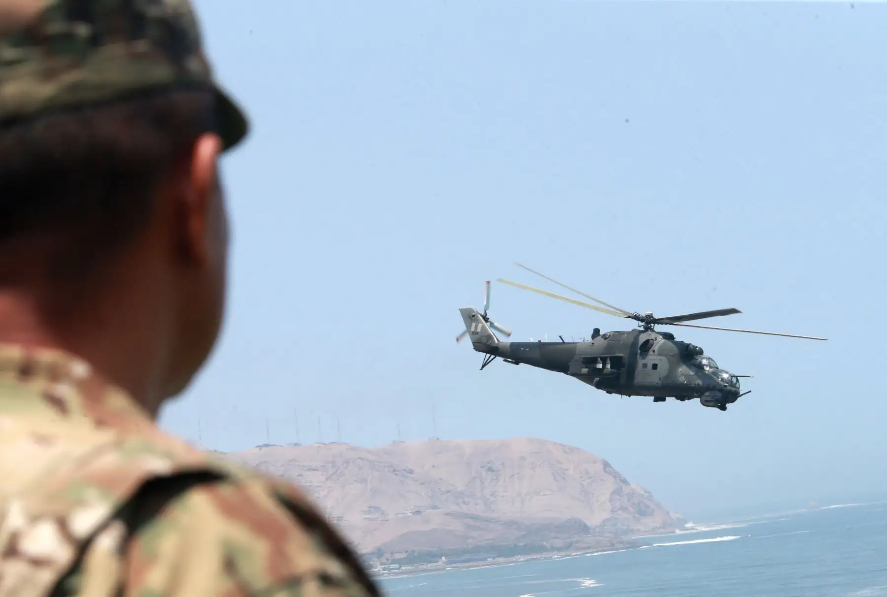 Helicóptero de ataque MI-25 sobrevuela el circuito de playas de la Costa Verde, durante el Primer Festival Aerodeportivo “Costa Verde 2018”.  El MI-25 es una de las naves de ataque de eje rotatorio más modernas de las Fuerzas Armadas del Perú. Foto: ANDINA/Norman Córdova