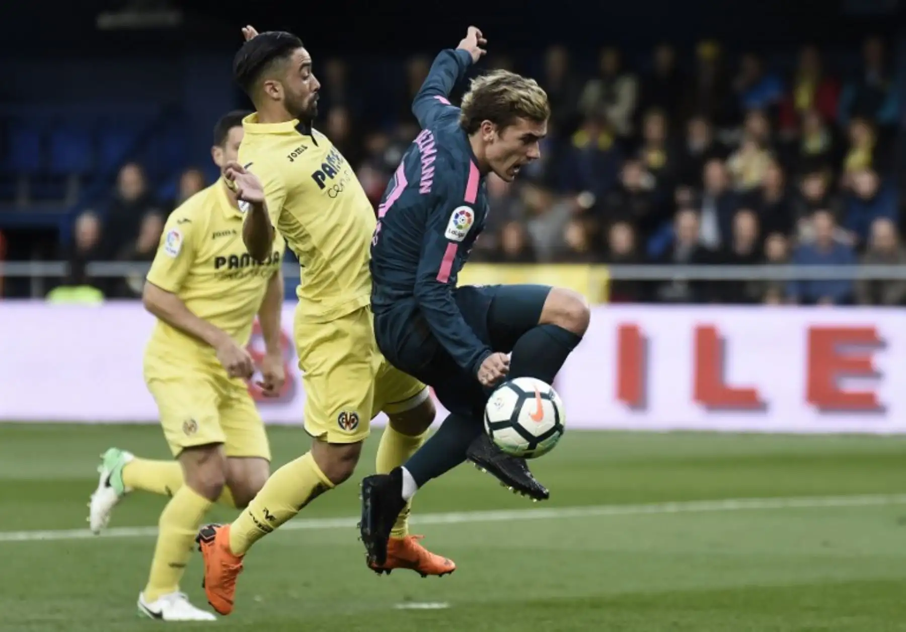 El defensa español del Villarreal Jaume Costa compite con el delantero francés del Atlético de Madrid Antoine Griezmann durante el partido  entre el Villarreal CF y el Club Atlético de Madrid.Foto:AFP