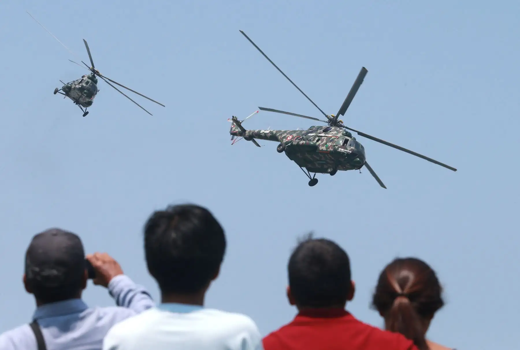 Helicópteros MI-17 sobrevuelan el circuito de playas de la Costa Verde, durante el Primer Festival Aerodeportivo “Costa Verde 2018”. Los MI-17 son naves polifuncionales, pues pueden emplearse para transporte, así como para ataque. Foto: ANDINA/Norman Córdova