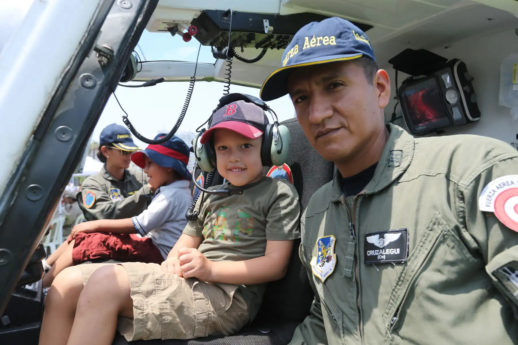 Niños y publico en general disfrutaron, de una exhibición de diferentes modelos de aviones militares y armamento con que cuentan dichas naves, durante el primer Festival Aerodeportivo “Costa Verde 2018”. Foto: ANDINA/Norman Córdova