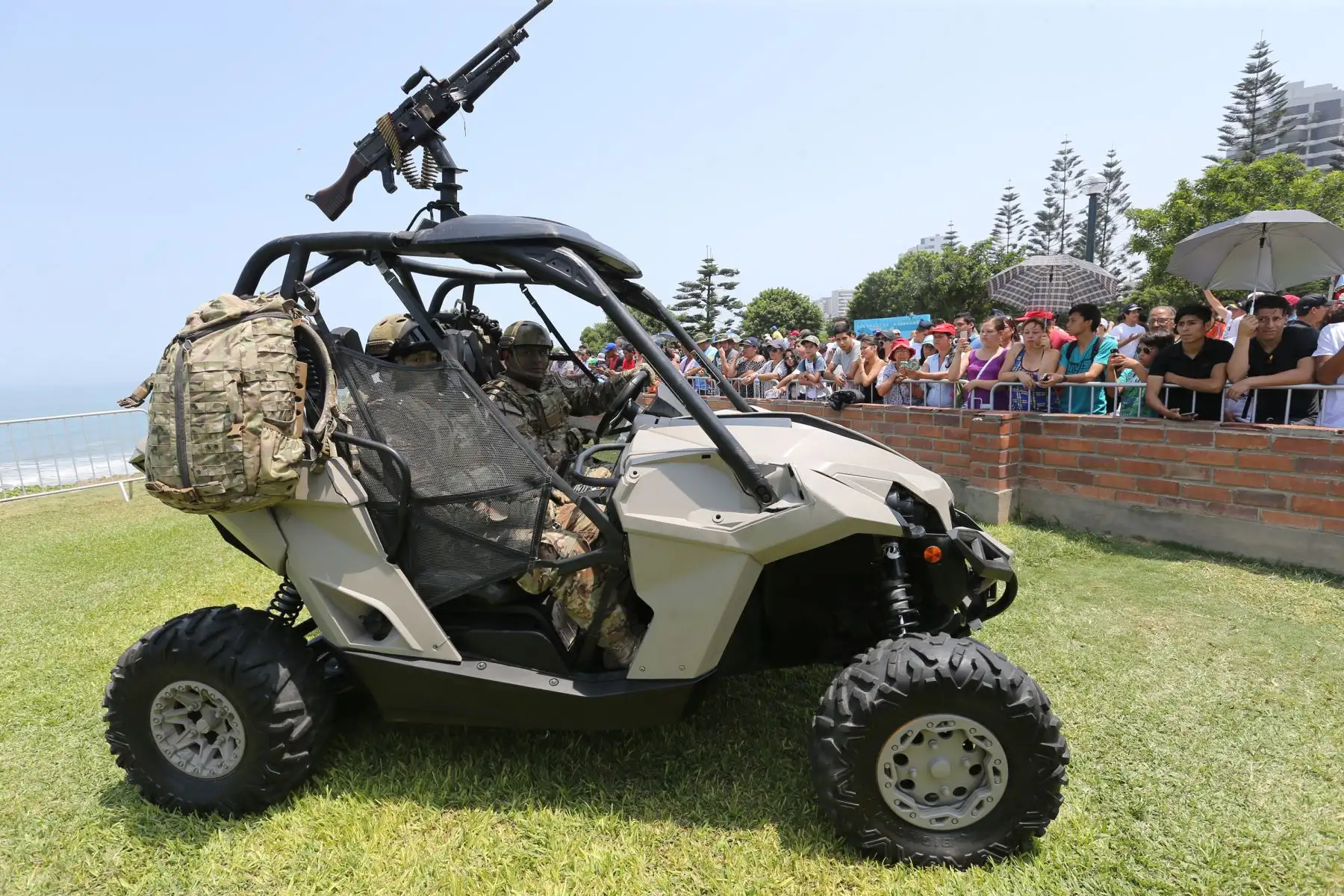 El público disfrutó de una exhibición de diferentes modelos de aviones militares y armamento durante el Primer Festival Aerodeportivo “Costa Verde 2018”.  En la foto se luce un vehículo ligero de ataque camuflado. Foto: ANDINA/Norman Córdova