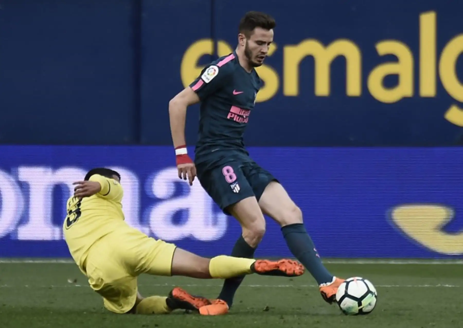 El defensa español del Villarreal Álvaro González compite con el centrocampista español del Atlético de Madrid Saúl Niguez.Foto:AFP