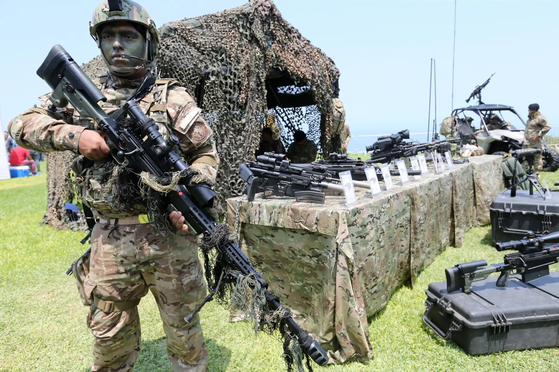El público disfrutó de una exhibición de diferentes modelos de aviones militares y armamento de dichas naves, durante el Primer Festival Aerodeportivo “Costa Verde 2018”. Foto: ANDINA/Norman Córdova