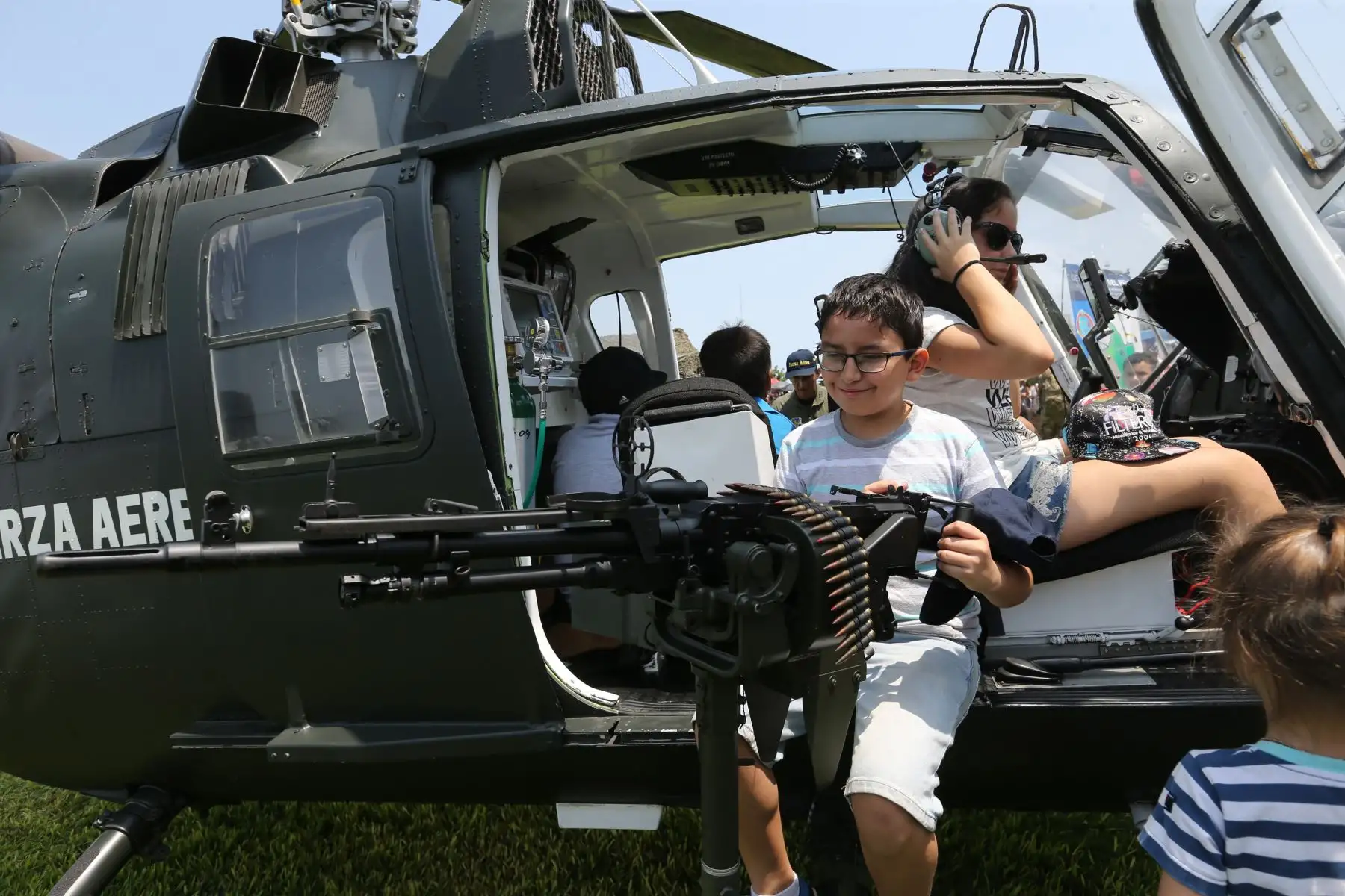 Un niño disfruta de una exhibición de diferentes modelos de aviones militares y armamento, durante el Primer Festival Aerodeportivo “Costa Verde 2018”. Foto: ANDINA/Norman Córdova