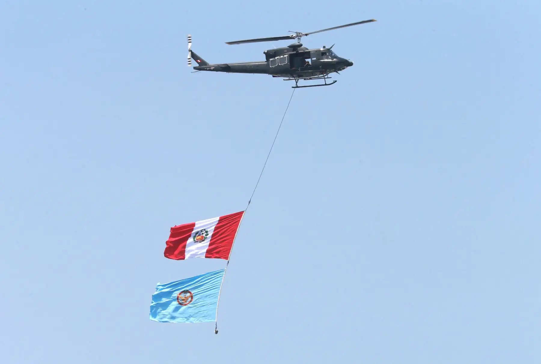 Un helicóptero de las fuerzas armadas con bandera peruana durante el Primer Festival Aerodeportivo “Costa Verde 2018”. Foto: ANDINA/Norman Córdova