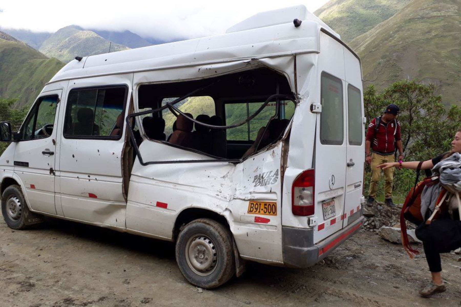 Turista argentina fallece al caer roca sobre vehículo en que viajaba. INTERNET/Medios