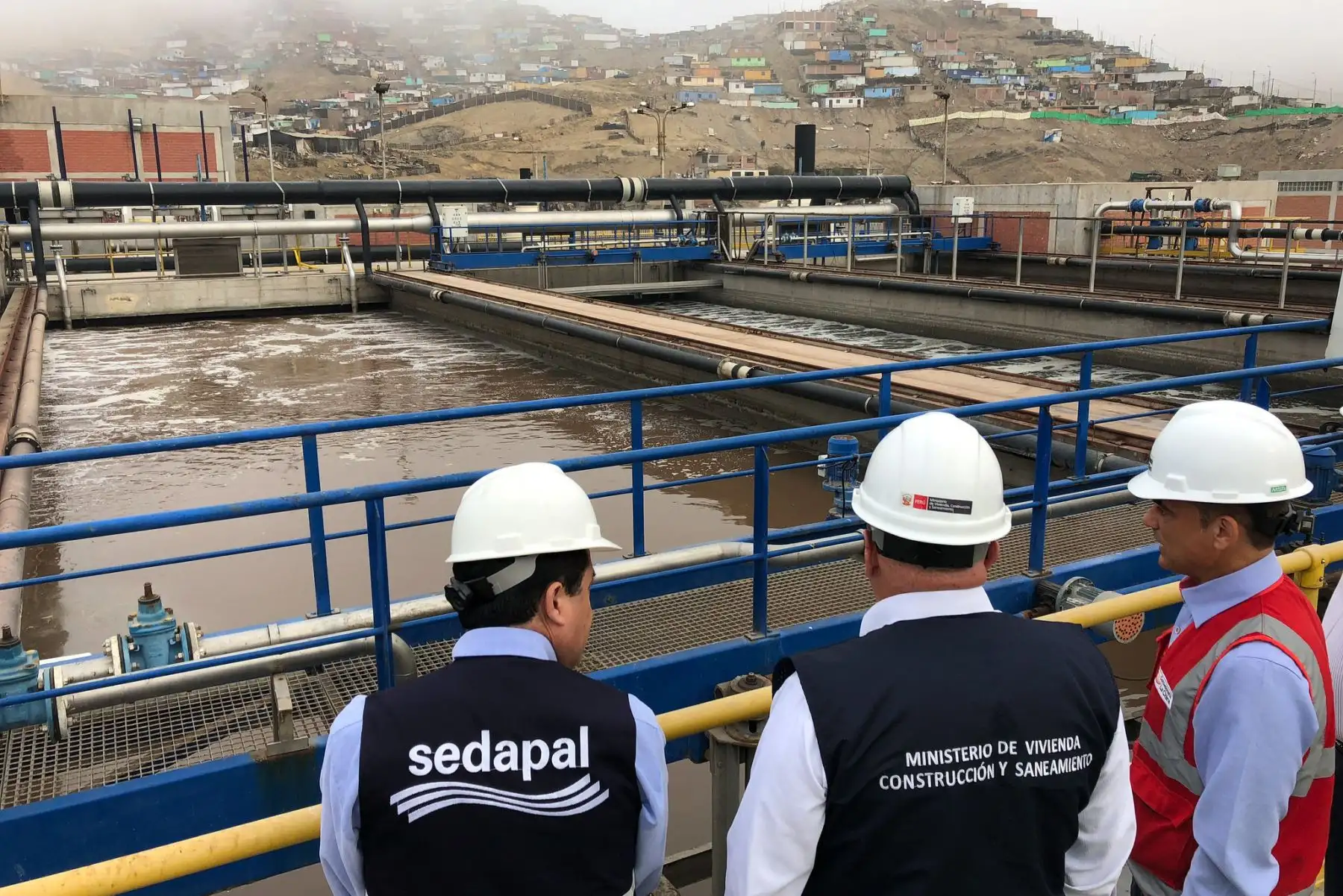 Ministro Bruce y otras autoridades inspeccionaron planta La Chira. Foto: Ministerio de Vivienda