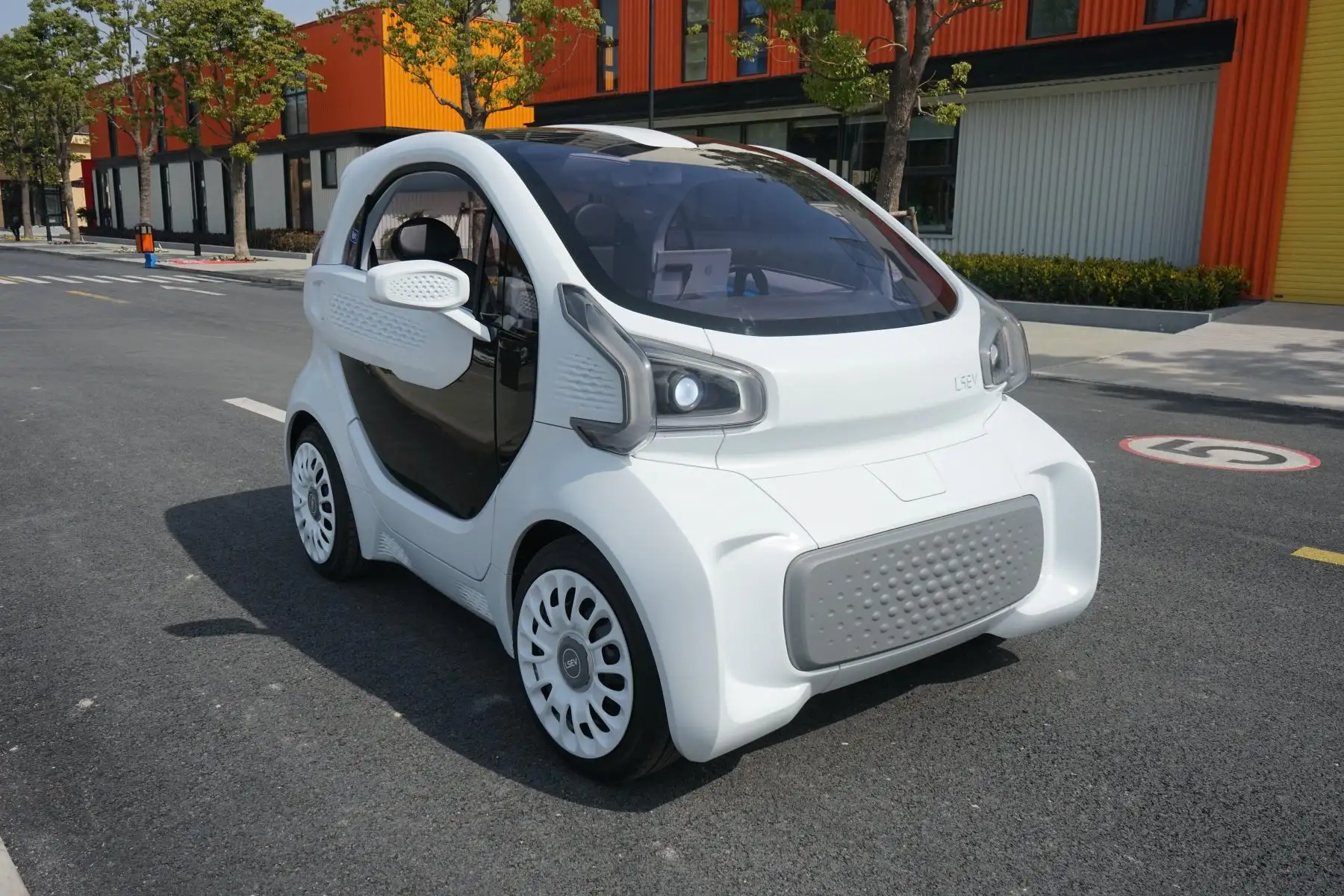 Foto: EFE  Vista del automóvil eléctrico LSEV impreso en 3D, de la fabricante italiana X Electrical Vehicle. El vehículo eléctrico, compuesto principalmente de nylon, se producirá a nivel global. Sus piezas están impresas en 3D, excepto las llantas, el chasis y las ventanas. Su peso es de 450 kg y alcanza una velocidad máxima de 70 km/h. Se prevé que su precio sea de unos US$ 9,500 y estará disponible en China a partir del segundo trimestre de 2019. EFE/ XEV Limited