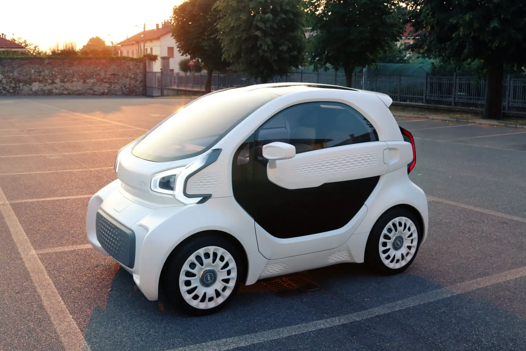 Fotografía cedida por XEV Limited de un automóvil eléctrico LSEV impreso en 3D, de la fabricante italiana X Electrical Vehicle. El vehículo eléctrico, compuesto principalmente de nylon, se producirá a nivel global. Sus piezas están impresas en 3D, excepto las llantas, el chasis y las ventanas. Su peso es de 450 kg y alcanza una velocidad máxima de 70 km/h. Se prevé que su precio sea de unos US$ 9,500 y estará y estará disponible en China en el segundo trimestre de 2019. EFE/ XEV Limited