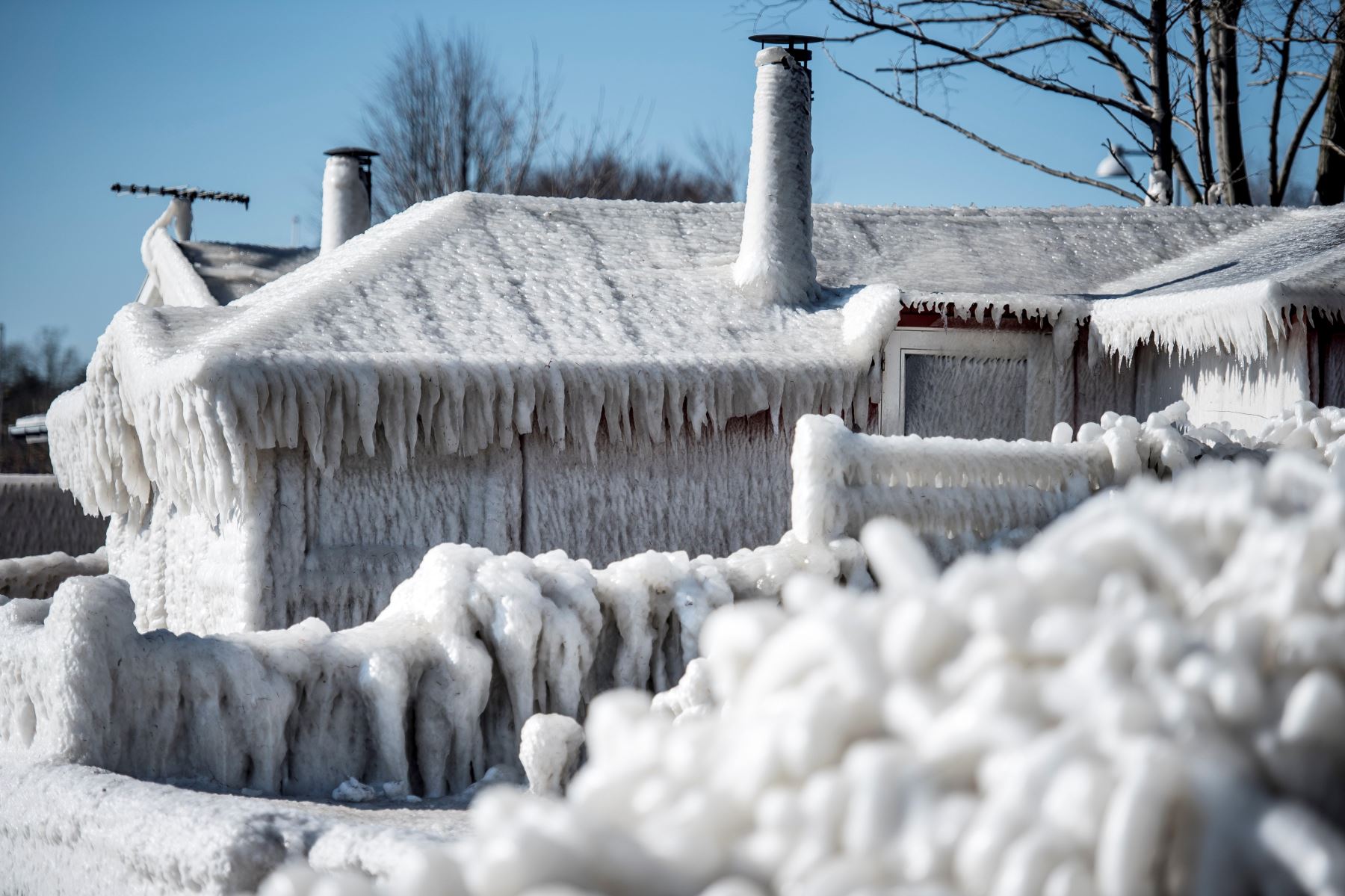 El hielo cubre por completo una casa en Faxe Bay al sur de Copenhague (Dinamarca). EFE/ Mads Claus Rasmussen