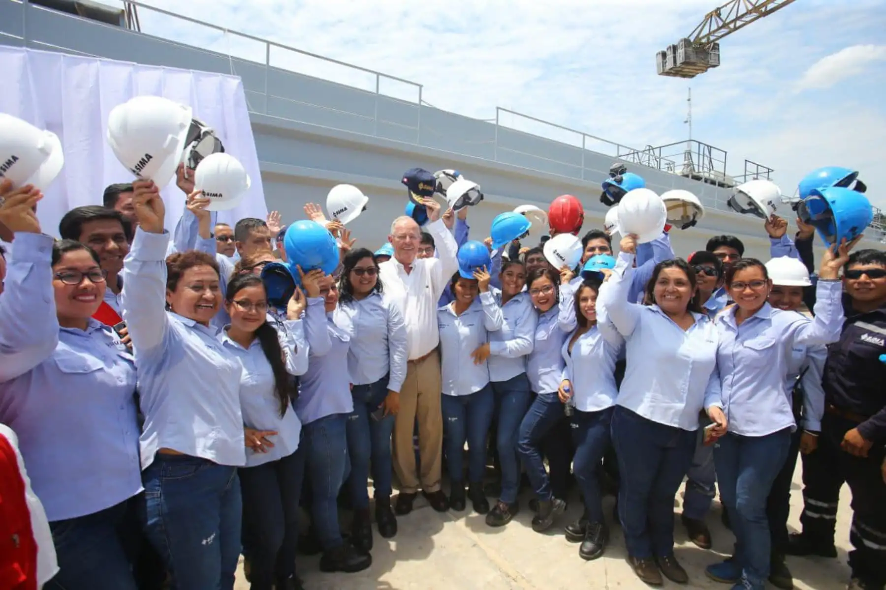El jefe del Estado  Pedro Pablo Kuczynski visitó el Servicio Industrial de la Marina de Iquitos (SIMAI) donde colocó la Quilla del Buque de la Armada Peruana (BAP)  - PIAS “Río Yavarí”.Foto:ANDINA/Prensa Presidencia