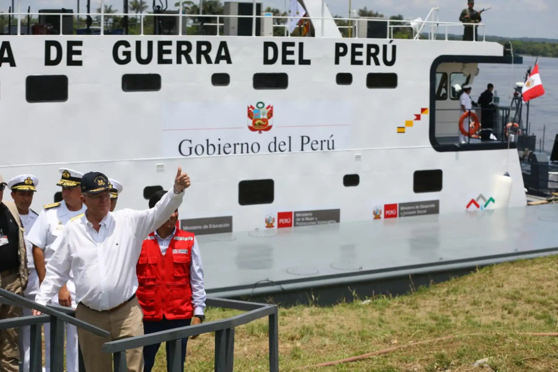 El jefe del Estado  Pedro Pablo Kuczynski visitó el Servicio Industrial de la Marina de Iquitos (SIMAI) donde colocó la Quilla del Buque de la Armada Peruana (BAP)  - PIAS “Río Yavarí”.Foto:ANDINA/Prensa Presidencia