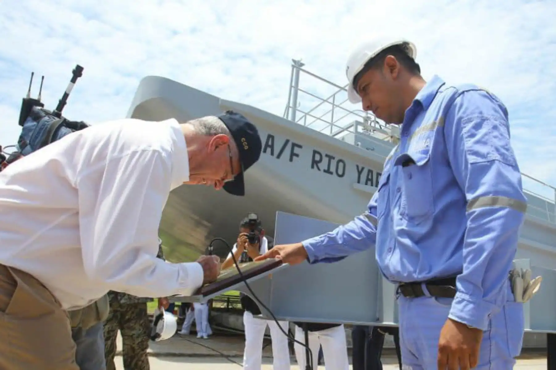El jefe del Estado  Pedro Pablo Kuczynski visitó el Servicio Industrial de la Marina de Iquitos (SIMAI) donde colocó la Quilla del Buque de la Armada Peruana (BAP)  - PIAS “Río Yavarí”.Foto:ANDINA/Prensa Presidencia