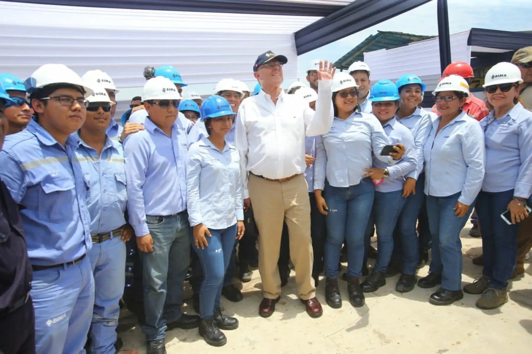 El jefe del Estado  Pedro Pablo Kuczynski visitó el Servicio Industrial de la Marina de Iquitos (SIMAI) donde colocó la Quilla del Buque de la Armada Peruana (BAP)  - PIAS “Río Yavarí”.Foto:ANDINA/Prensa Presidencia
